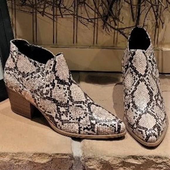Eettaro Shoes - NWOT Eettaro Womens Chelsea Snakeskin Print Block-Heel Ankle Boots (Size 10M)